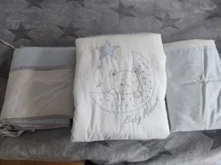 Edredón Cuna Blanco con Estampado azul.