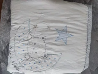 Edredón Cuna Blanco con Estampado azul.