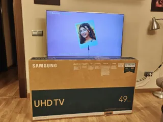 Televisor Negro y Plateado