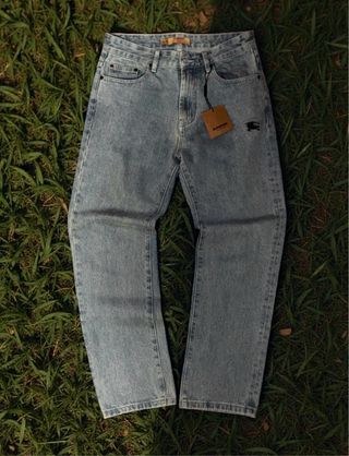 Pantaloni Burberry x Supreme con cartellino