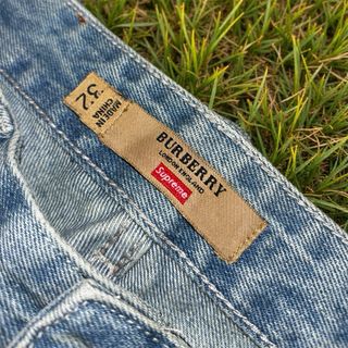 Pantaloni Burberry x Supreme con cartellino