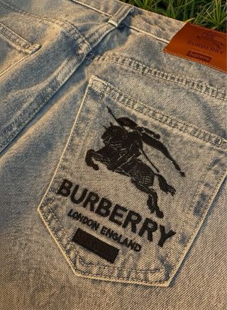 Pantaloni Burberry x Supreme con cartellino