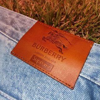 Pantaloni Burberry x Supreme con cartellino