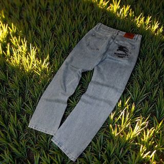 Pantaloni Burberry x Supreme con cartellino