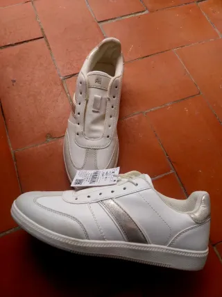 Zapatillas Mujer Merkal Blancas y Doradas Talla 38