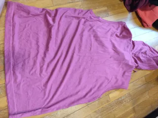 Camiseta sin mangas con capucha rosa