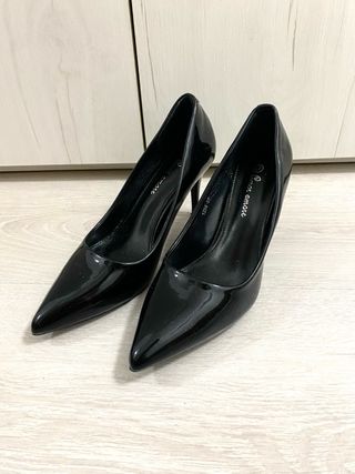 Tacones negros elegantes