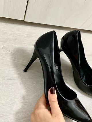 Tacones negros elegantes