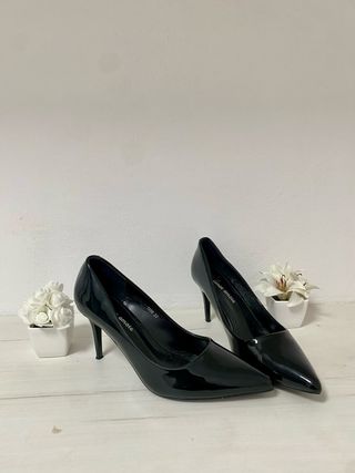 Tacones negros elegantes