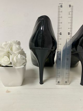 Tacones negros elegantes