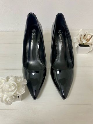 Tacones negros elegantes
