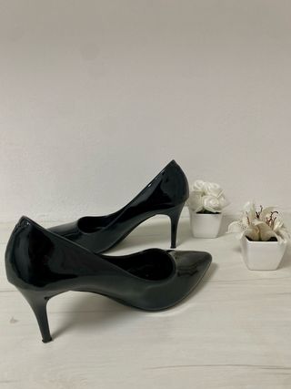 Tacones negros elegantes