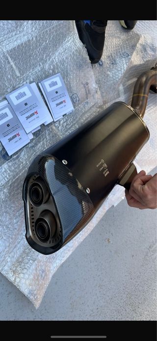 Akrapovic TMAX Escape Negro Carbono