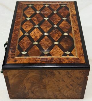 ELEGANTE COFRE PALO DE ROSA, TUYA Y NÁCAR