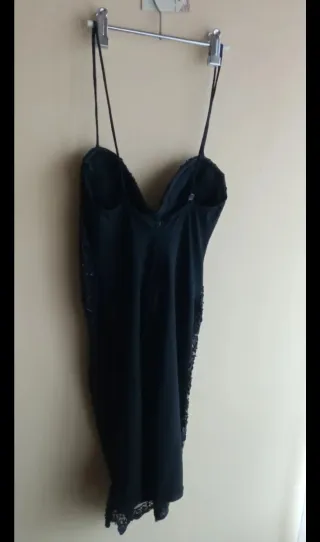 Vestido de fiesta negro con pedrería