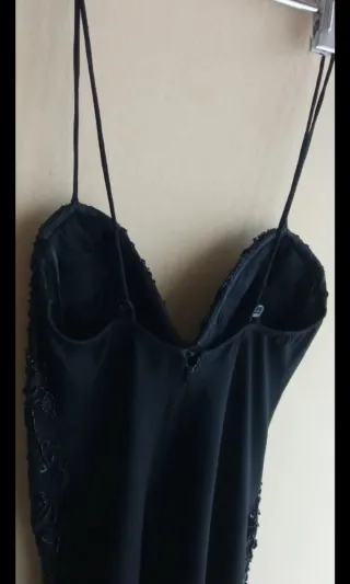 Vestido de fiesta negro con pedrería