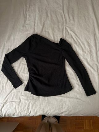 Top negro asimétrico con fruncido