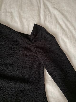 Top negro asimétrico con fruncido