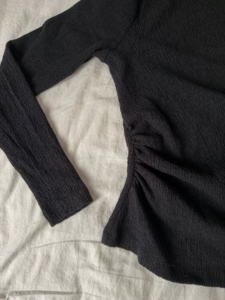 Top negro asimétrico con fruncido