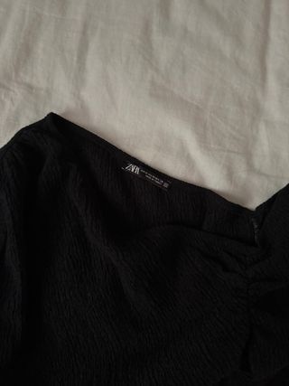 Top negro asimétrico con fruncido