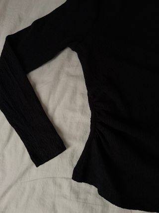 Top negro asimétrico con fruncido