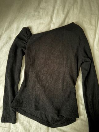 Top negro asimétrico con fruncido