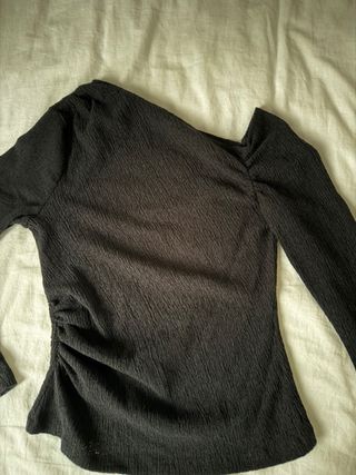 Top negro asimétrico con fruncido