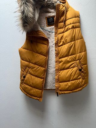 Gilet imbottito con cappuccio giallo