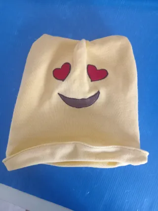 N. 6 Cappellino con emoji occhi a cuore