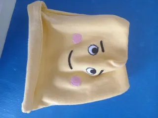 N. 6 Cappellino con emoji occhi a cuore