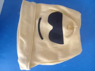 N. 6 Cappellino con emoji occhi a cuore