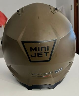 Casco de moto marrón con visera