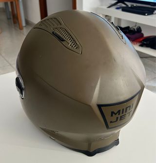 Casco de moto marrón con visera