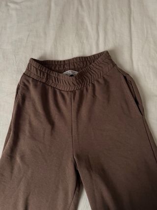 Pantalones marrones acampanados