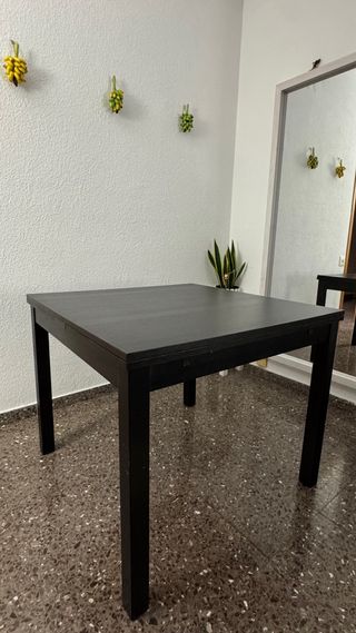 Mesa de comedor negra de madera extensible