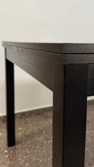 Mesa de comedor negra de madera extensible