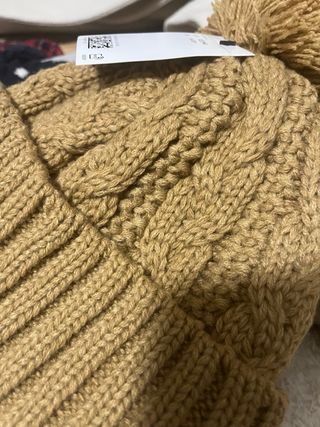 Gorro H&M unisex color mostaza marrón