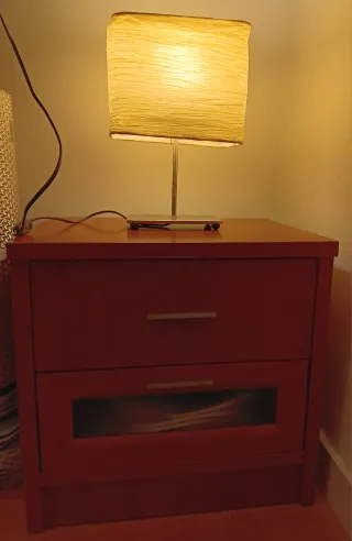 Mesita de noche con lámpara Venta en persona