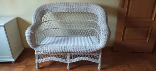 Sofá de mimbre blanco