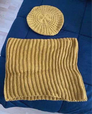 Conjunto gorro y cuello tejido mostaza