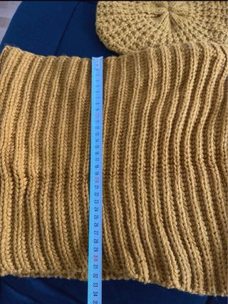 Conjunto gorro y cuello tejido mostaza