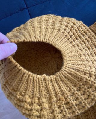 Conjunto gorro y cuello tejido mostaza