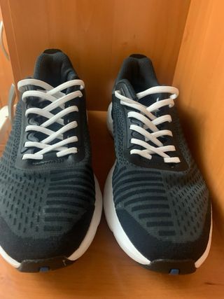 Zapatillas deportivas negras y blancas