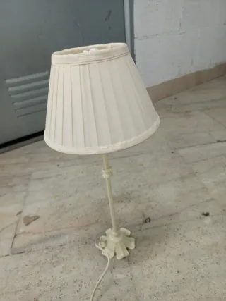 Lámpara de mesa beige tela y metal