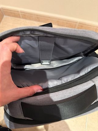 Mochila de viaje gris