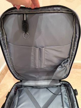 Mochila de viaje gris