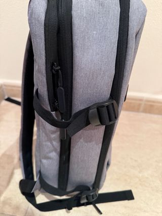 Mochila de viaje gris