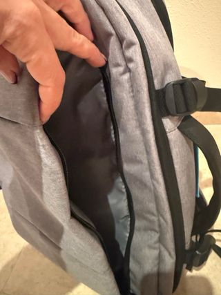 Mochila de viaje gris