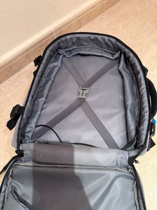 Mochila de viaje gris