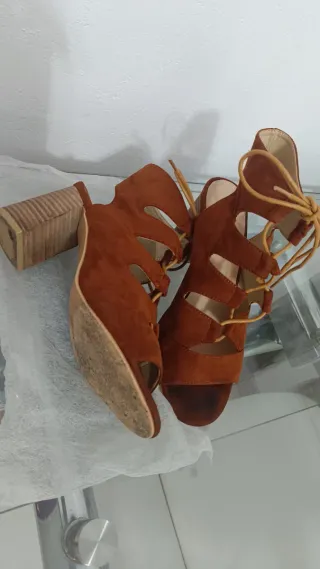 Zapatos de tacón marrón con cordones